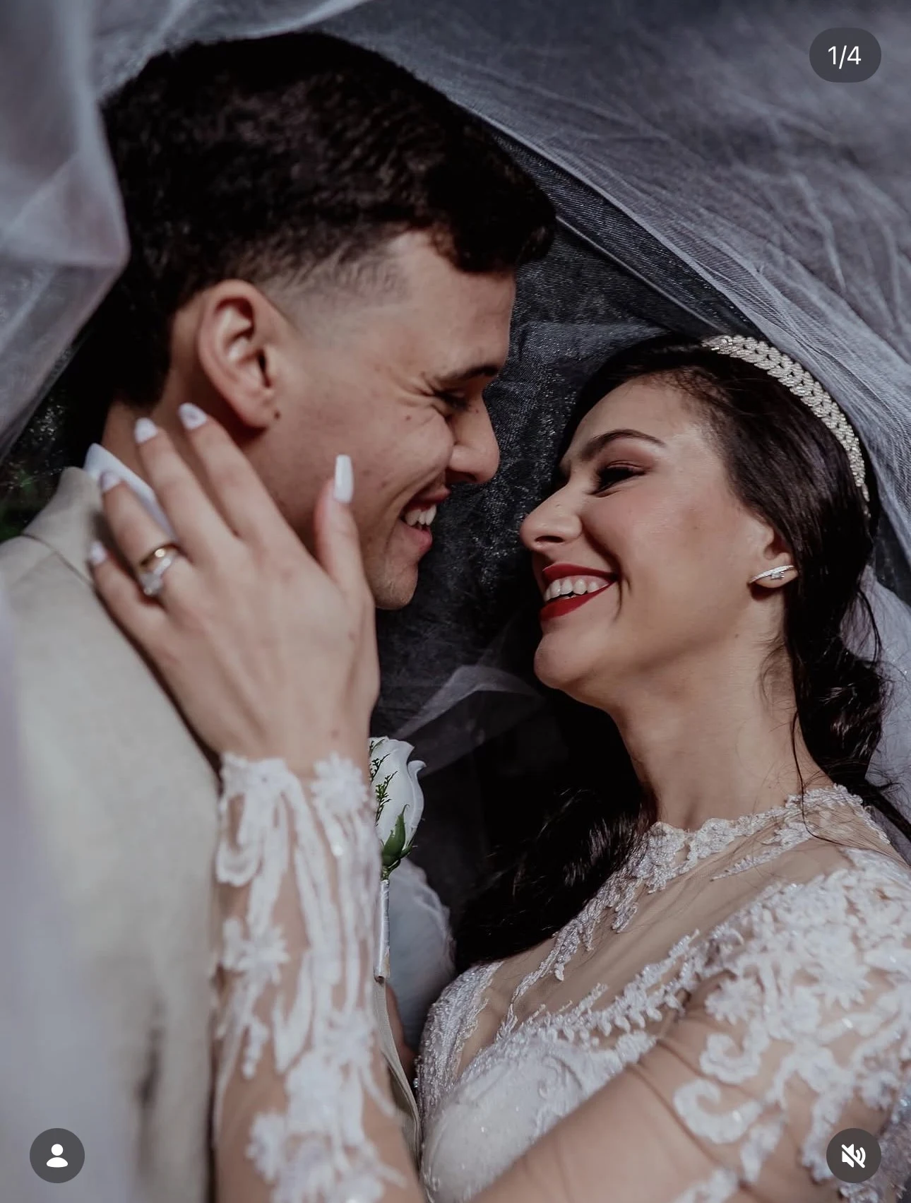 Noivos sorrindo juntos sob o véu