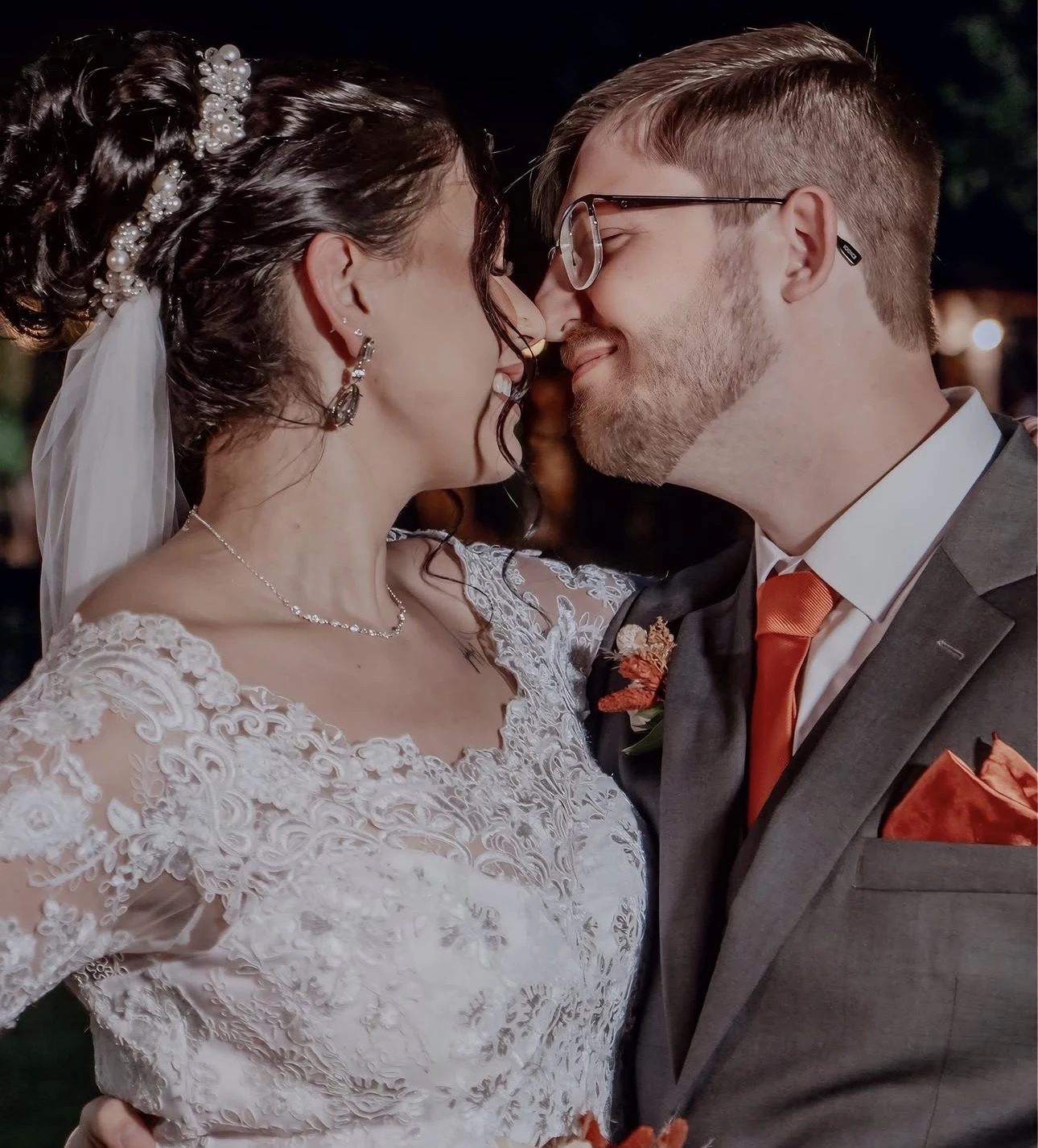 Casal se beija no dia do casamento