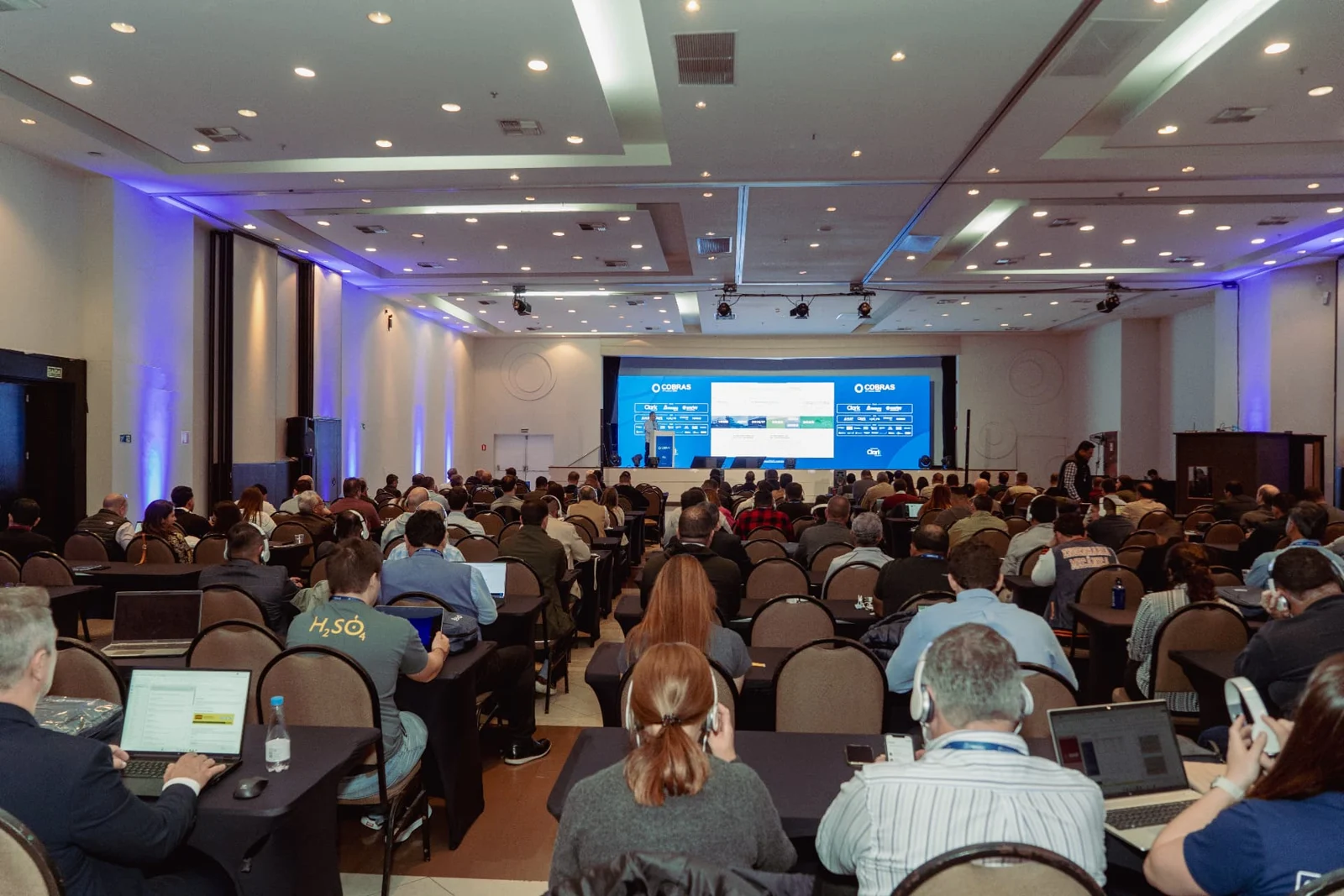 Plateia de congresso em grande auditório