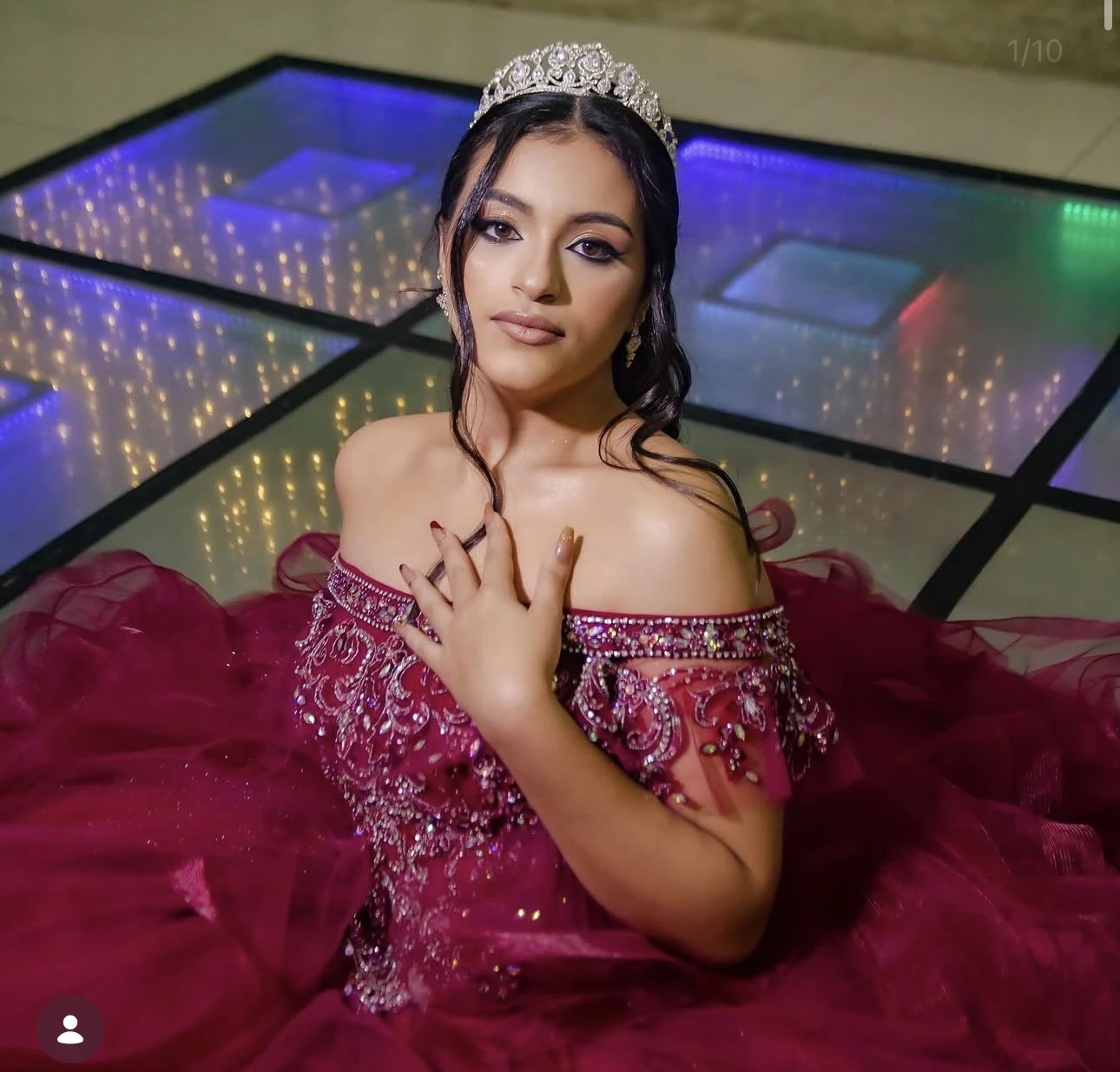 Debutante com vestido vinho e tiara