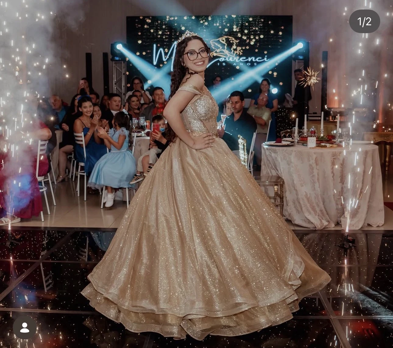 Debutante com vestido dourado em sua festa